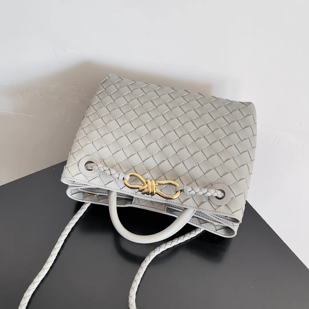 The 2023 new Andiamo batch of 1860 BV has been shipped‼ ️Really popular🔥The new Andiamo woven handbag launched by Bottega Veneta this season is really popular all over the world! ! Celebrities at home and abroad have worn it, and Oscar-winning actress Michelle Yeoh has taken it out on the street. Song Jia, Trai Yara, Yu Feihong, Sanji Ayaka, Rosie Hunting-Whiteley, Yoshioka Riho, etc. have all picked up this bag. It is classic and versatile, showing off its temperament, and the bag capacity is also large, which is very convenient for daily commuting! ! A variety of carrying methods, the shoulder straps can be adjusted by yourself, the original lambskin feels soft and delicate, and the neutral style is made to break gender boundaries and bring a more practical and longer-lasting use experience. Andiamo, which has both elegant and casual styles, perfectly interprets the true appearance of "fashionable old money style". Style number: 743568 Size: 25*22*10.5cm